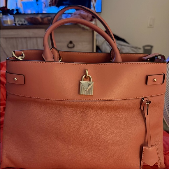 Elegant Michael Kors Pink Leather Handbag - Picture 1 of 13